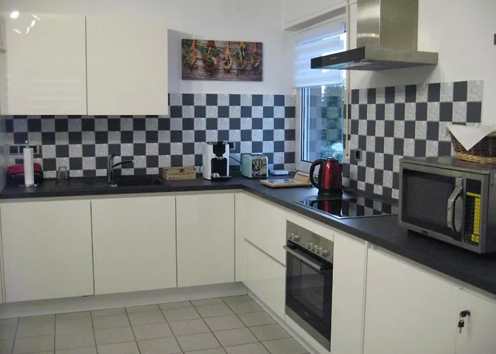 Diamond House Deluxe 6 *